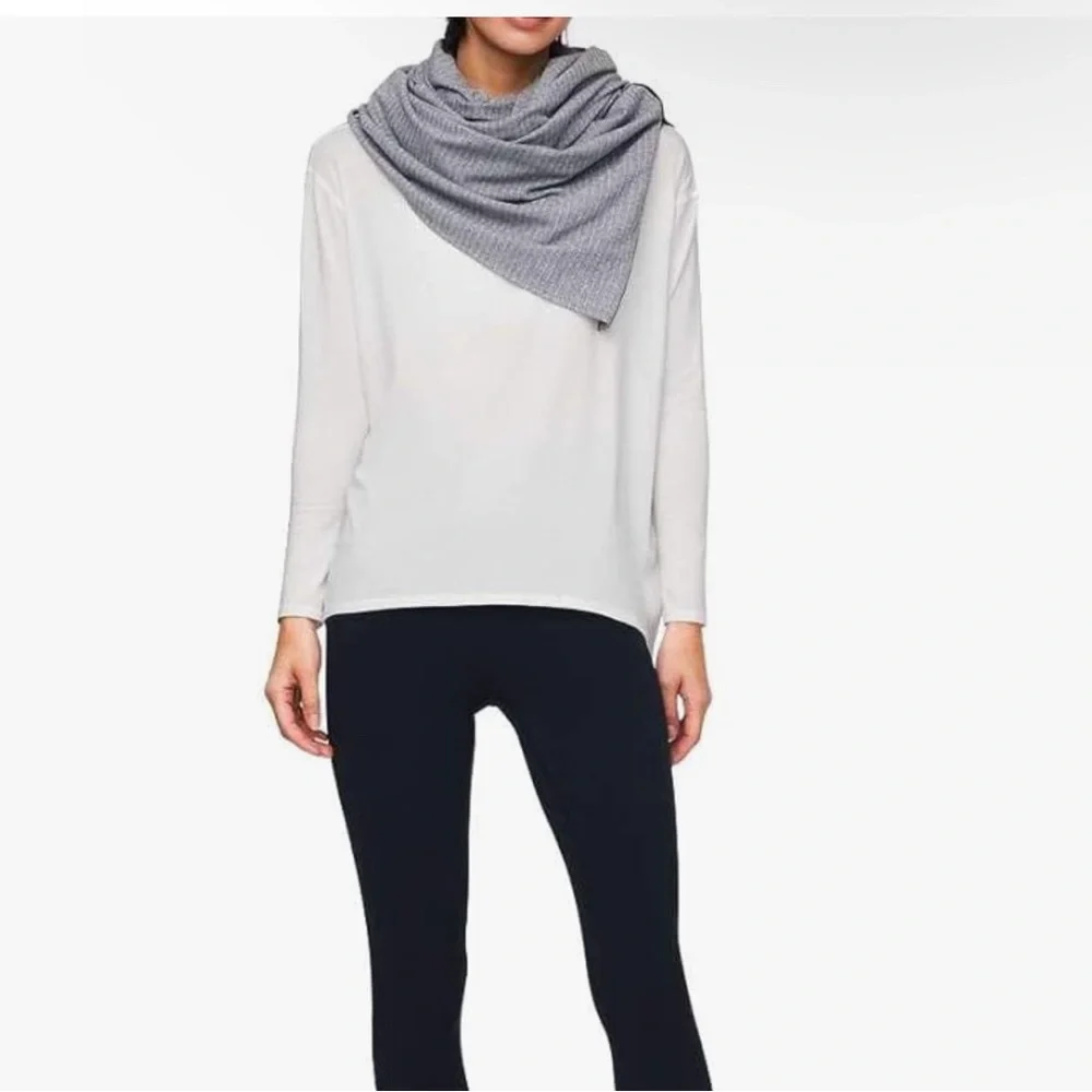 Lululemon Vinyasa Scarf Womens Light Gray Soft Arrow/Chevron Pattern Snap On